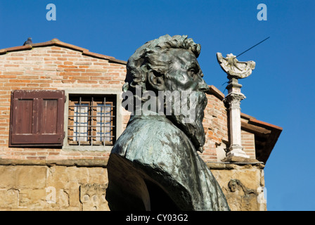 Statue von Benvenuto Cellini und Sonnenuhr, Ponte Vecchio, Florenz (Firenze), UNESCO World Heritage Site, Toskana, Italien, Europa Stockfoto