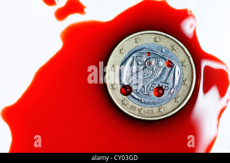 Griechischen Euro in einer Blutlache, symbolisches Bild für die Schuldenkrise in Griechenland Stockfoto