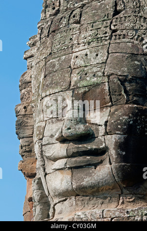 Das Lächeln von Angkor, riesige Gesicht gemeißelt in Stein auf einem Turm, Bayon Tempel, Angkor Thom, Siem Reap, Kambodscha, Asien Stockfoto