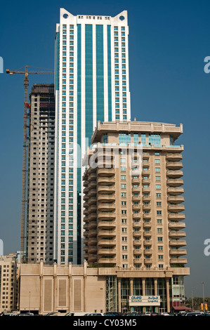 Riviera-Turm und das Grand Buhairah Kino, Sharjah, Vereinigte Arabische Emirate, Naher Osten Stockfoto