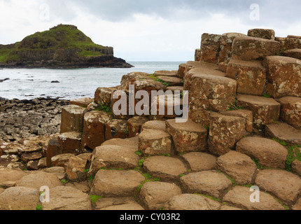 Polygonale Lava Felsen Basaltsäulen des Giant's Causeway an der Nordküste von County Antrim, Nordirland, Vereinigtes Königreich Stockfoto