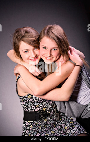 Zwei Mädchen im Teenageralter, portrait Stockfoto