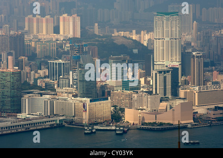 Victoria Harbour mit den Wolkenkratzern von Kowloon mit dem Uhrturm und das kulturelle Zentrum, Hong Kong, China, Asien Stockfoto