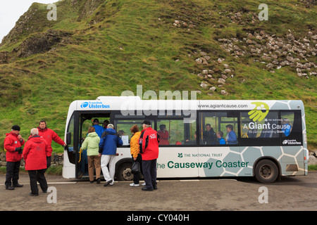 Touristen erhalten auf einem Damm Coaster shuttle bus vom Giant's Causeway zum Visitor Center. Nordirland Stockfoto