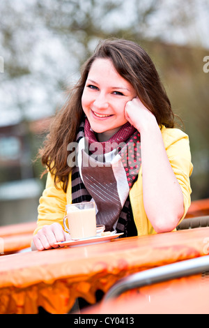 Teenager-Mädchen, 15 Jahre, in einem Straßencafé, Bad Staffelstein, Bayern Stockfoto