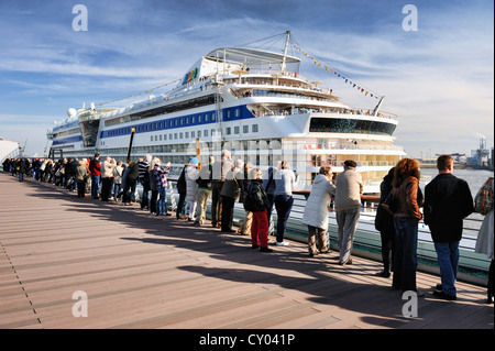 Besucher am Cruise Center Altona Kreuzfahrt-terminal und Kreuzfahrtschiff AIDA Luna in Hamburg Stockfoto