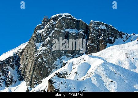 Le Brévent Berge mit einer Seilbahn-Station im Winter Aiguilles Rouges-Massivs, Chamonix, Haute Savoie, Frankreich, Europa Stockfoto