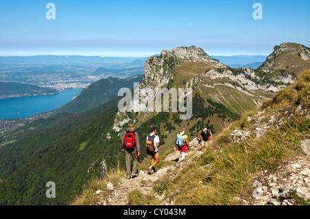 Wanderer auf dem Gipfel des Mt gelohnt im Bornes massiv, massiv des Bornes, über dem Lac d ' Annecy, Lac d ' Annecy, Annecy, Savoy Stockfoto