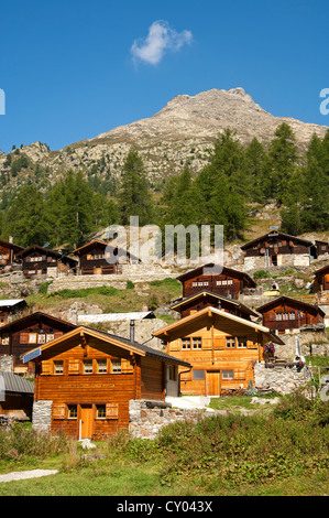 Typische Schweizer Chalets, Mt Weiler Gletscherstafel, Gletscher Alp, Lötschental Valley, Wallis, Schweiz, Europa Stockfoto