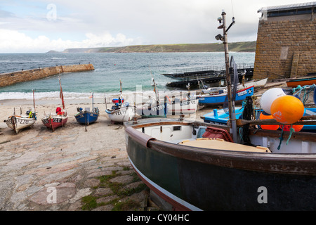 Angelboote/Fischerboote auf dem Festland in Sennen Cove, Cornwall, vertäut im Hafen Hafen Stockfoto