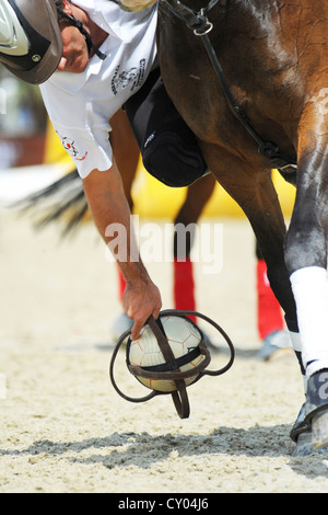 Ein Horseball Spieler nimmt den Ball, Manga Racino, Niederösterreich, Österreich Stockfoto