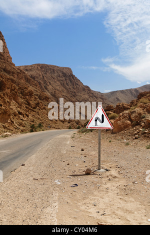 Kurvenreiche Straße durch die Todra Schlucht, Gorges du Todra, Tinghir, Souss-Massa-Draâ, Marokko, Maghreb, Nordafrika, Afrika Stockfoto