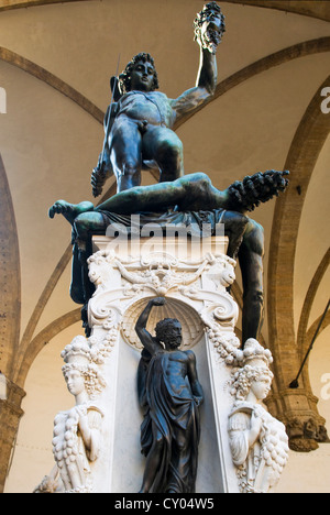 Statue von Perseus, Loggia dei Lanzi, Piazza Signoria, Firenze (Florenz), UNESCO World Heritage Site, Toskana, Italien, Europa Stockfoto