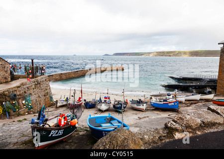 Angelboote/Fischerboote auf dem Festland in Sennen Cove, Cornwall, vertäut im Hafen Hafen Stockfoto