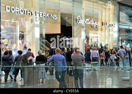 Angrenzenden Ladenfronten von Dorothy Perkins Miss Selfridge & Burton speichert alle Marken der Arcadia Group in indoor-Einkaufszentrum Stockfoto