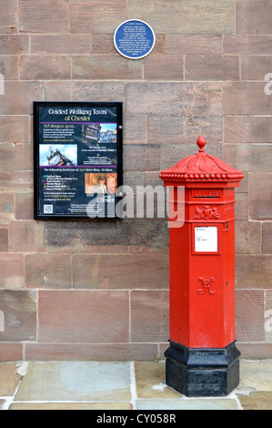 Viktorianische Royal Mail rote Säule, außerhalb der Stadt Halle mit Werbung für Wanderungen und blaue Plakette Chester Cheshire England Großbritannien Stockfoto