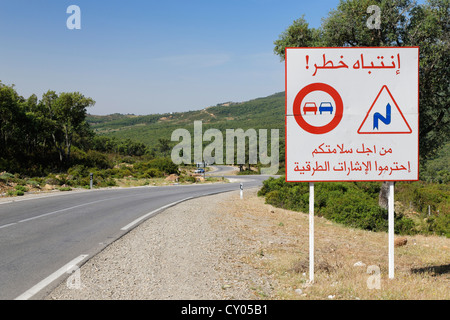 Verkehrszeichen, kurvenreiche Straße in Richtung Meknes, Meknès-Tafilalet, Marokko, Maghreb, Nordafrika, Afrika Stockfoto