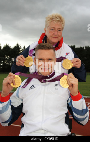 David Weir und seinem Trainer Jenny Archer im Kingsmeadow zu verfolgen, in Norbiton, Surrey mit Davids Goldmedaillen bei den London 2012 Stockfoto