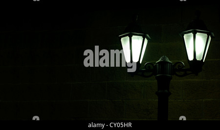Nacht-Bild der Lampe hautnah. Dekorative Garten in der Nacht. Stockfoto