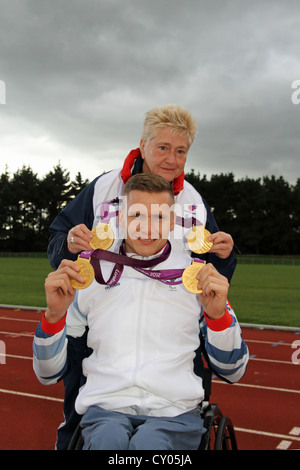 David Weir und seinem Trainer Jenny Archer im Kingsmeadow zu verfolgen, in Norbiton, Surrey mit Davids Goldmedaillen bei den London 2012 Stockfoto