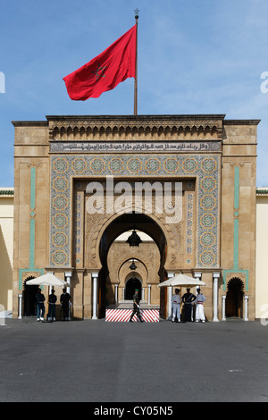 Marokkanische Flagge auf das Eingangstor zum Königspalast in Rabat, Rabat-Salé-Zemmour-Zaer, Marokko, Maghreb, Afrika Stockfoto