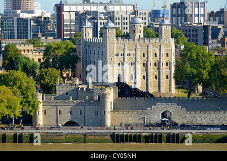 Blick auf den Fluss aus der Vogelperspektive berühmter historischer Tower of London Castle & White Tower mit Eintritt zum Traitors Gate von der Themse London England UK Stockfoto