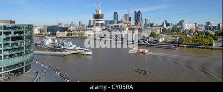 Der Londoner Skyline & HMS Belfast vertäut dauerhaft am Fluß Themse als Teil des Imperial War Museum in London Stockfoto