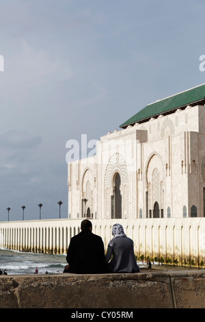 Paar vor der Hassan II Moschee in Casablanca, Grand Casablanca, Marokko, Maghreb, Afrika Stockfoto