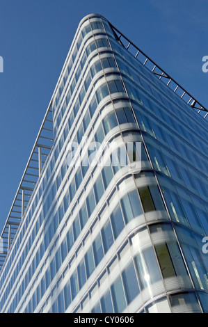 Nahaufnahme Ecke der Verkleidung auf moderne Bürogebäude drehen eine unregelmäßige Winkel Southwark London England Großbritannien Stockfoto