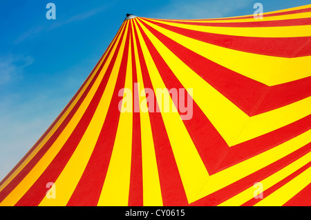 Rote und gelbe Zirkus Kuppel Stockfoto