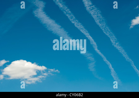 Spuren von Flugzeugen und Wolken am Himmel. Stockfoto