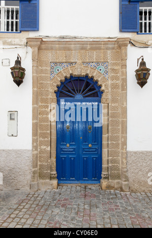 Blaue Tür eines Riads, einen inneren Garten in Essaouira, Region von Afrika, Maghreb, Marokko, Marrakech-Tensift-Al Haouz Stockfoto