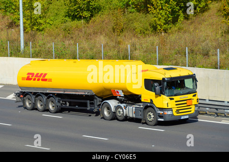 DHL Fuel Tanker Trailer und LKW auf Autobahn Stockfoto