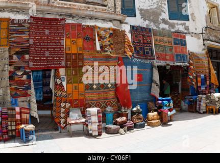 Teppichgeschäft am Markt, Souk in Medina, historischen Stadtteil von Essaouira, Marrakech-Tensift-Al Haouz, Marokko und Umgebung: Stockfoto