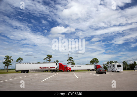 LKW und PKW auf dem Parkplatz von einem zwischenstaatlichen Rest-Dienst stoppen Florida usa Stockfoto