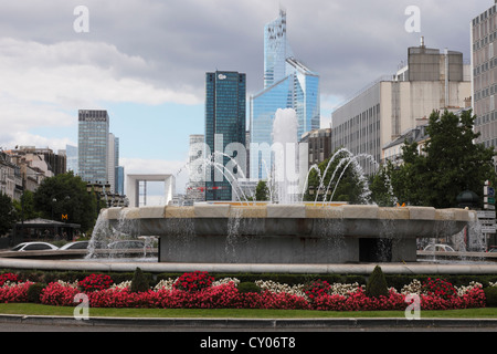 Brunnen am Pont de Neuilly und der finanziellen Bezirk La Défense mit La Grande Arche und erste Tour in Paris Stockfoto