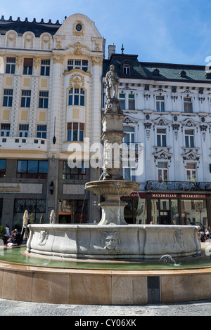 Maximilian Brunnen auf dem Hauptplatz der Altstadt von Bratislava, Slowakische Republik, Europa Stockfoto