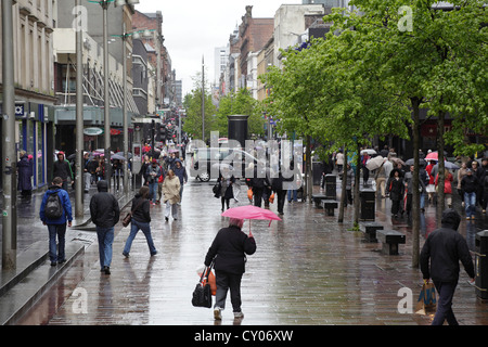 Sauchiehall Street an einem regnerischen Tag in Glasgow City Centre, Schottland, UK Stockfoto