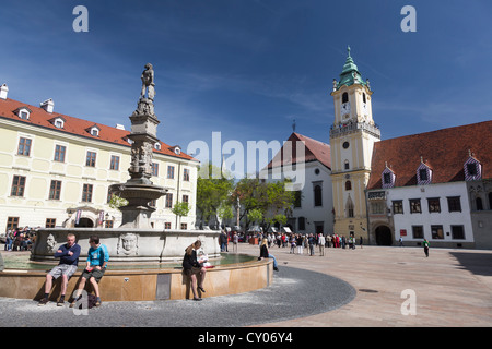 Altes Rathaus mit dem Maximilian-Brunnen auf dem Hauptplatz der Altstadt, Bratislava, Slowakische Republik, Europa Stockfoto