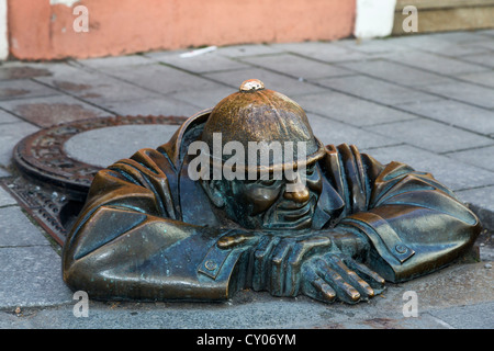 Cumil Statue "Mann bei der Arbeit", der Wächter, in der alten Stadt von Bratislava, Slowakische Republik, Europa Stockfoto