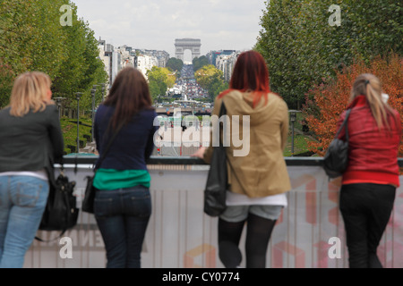 Vier junge Frauen genießen den Blick auf den Arc de Triomphe und der Avenue la Grande-Armée und Charles de Gaulle von La Défense entfernt Stockfoto