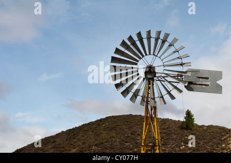 Alte Windmühle über blauen Himmel Stockfoto