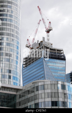 Wolkenkratzer im Bau neben Tour Cœur Défense in Paris (La Défense) Stockfoto