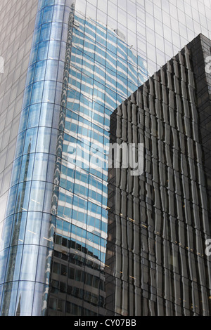 Glas-Fassade eines Bürogebäudes in La Défense, Paris Stockfoto