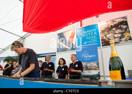 Veuve Clicquot Auster dem Wettbewerb auf dem Falmouth Oyster Festival entfernen. 15. Oktober 2011. Stockfoto