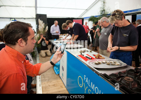 Veuve Clicquot Auster dem Wettbewerb auf dem Falmouth Oyster Festival entfernen. 15. Oktober 2011. Stockfoto