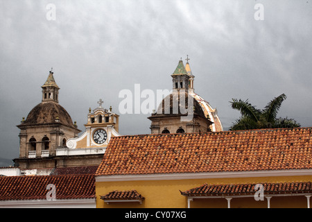 Kirche San Pedro Claver von der Plaza de la Aduana, alte ummauerte Stadt, Ciudad Amurallada, Cartagena de Indias, Kolumbien Stockfoto