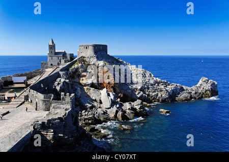 Spektakuläre Aussicht auf die St. Peterskirche und Festung in der italienischen Küstenstadt Porto Venere Stockfoto