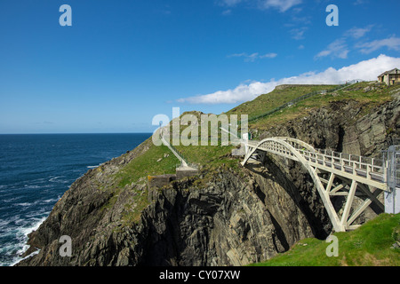 Hängebrücke über steile Klippen, Mizen Head, südwestlichsten Punkt von Irland, County Cork, Republik Irland, Europa Stockfoto