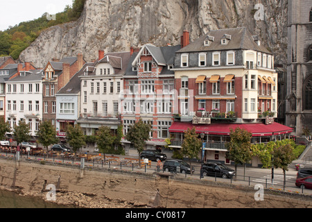 Cafés und Restaurants am Ufer des Flusses Maas Dinant Wallonien-Belgien Stockfoto